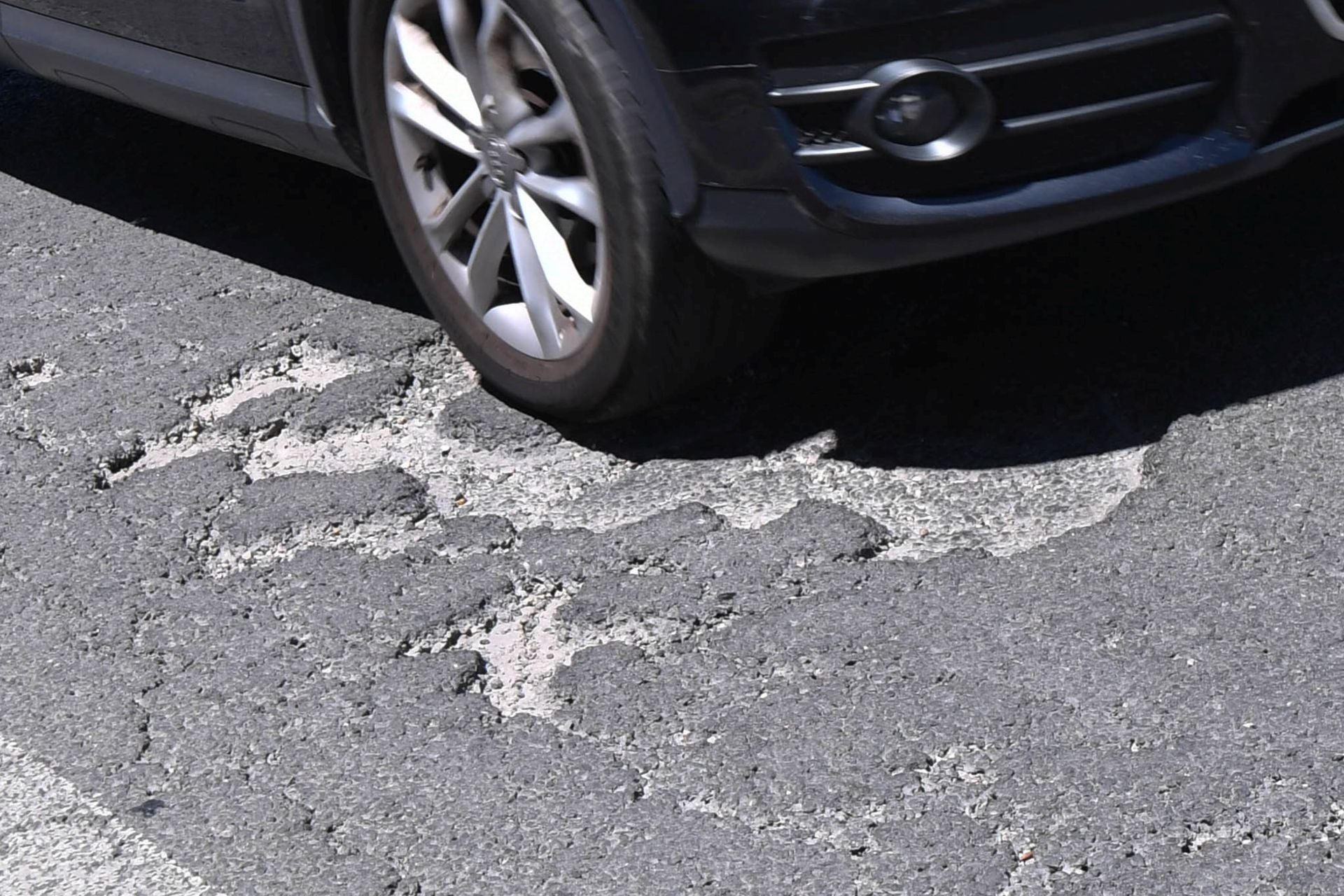 Grietas y baches en la carretera N-340 entre Murcia y Santomera