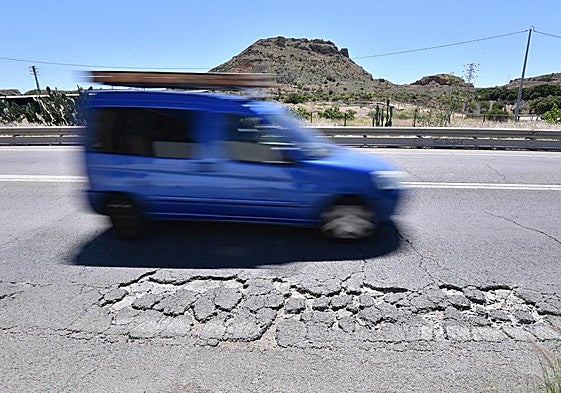 Grietas y baches en la carretera N-340 entre Murcia y Santomera