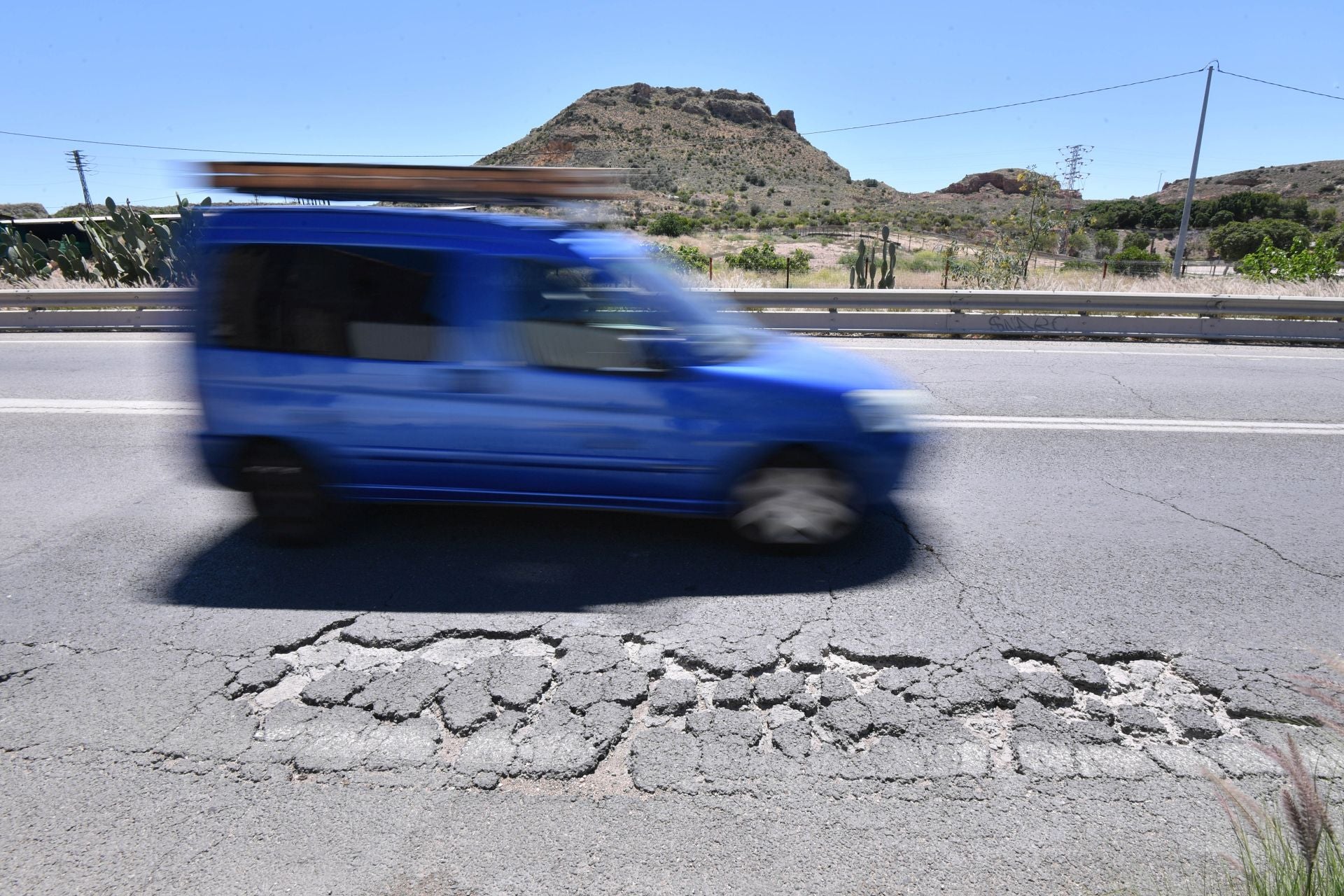 Grietas y baches en la carretera N-340 entre Murcia y Santomera