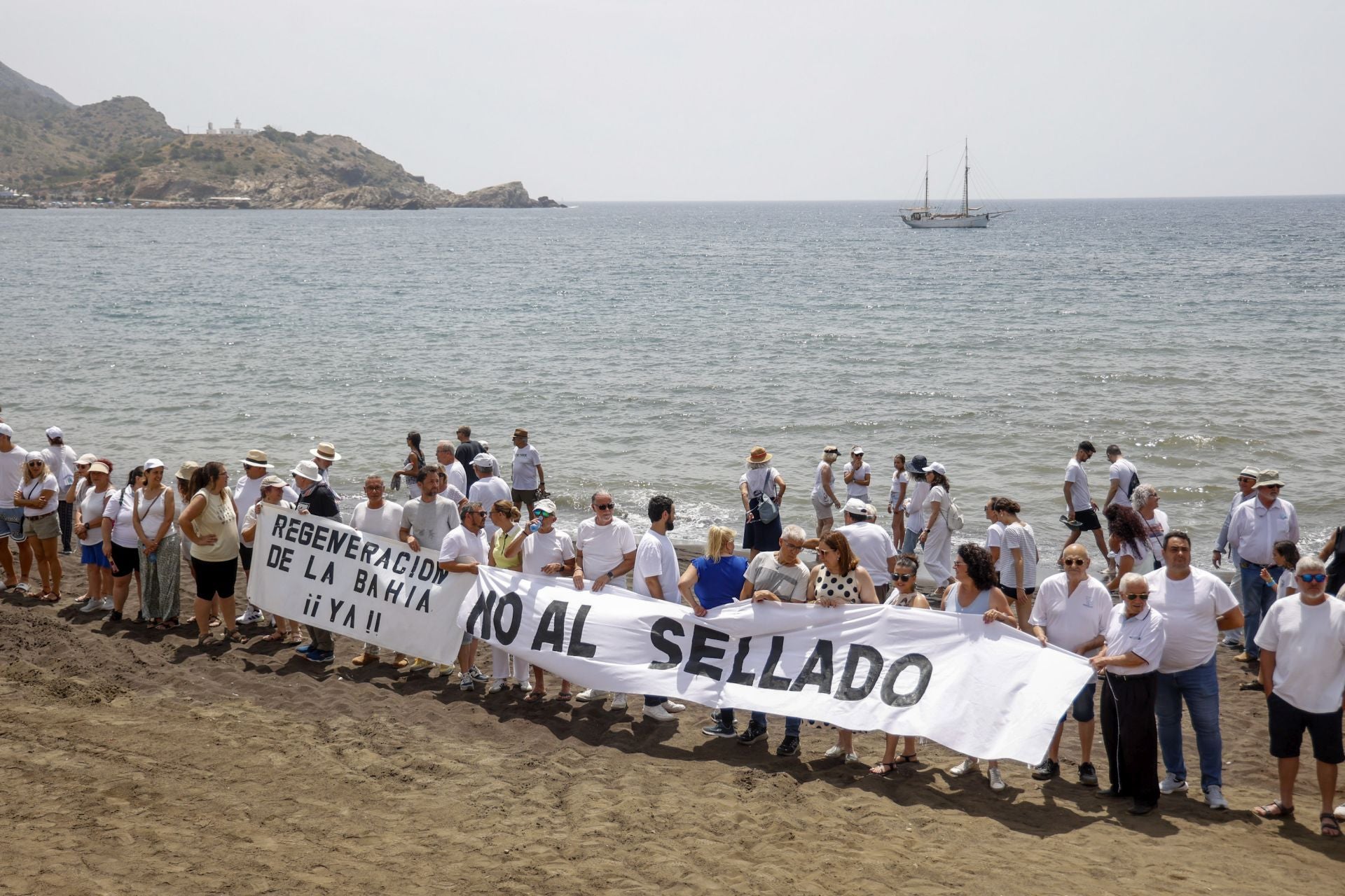 Protesta por la regeneración de la bahía de Portmán, en imágenes