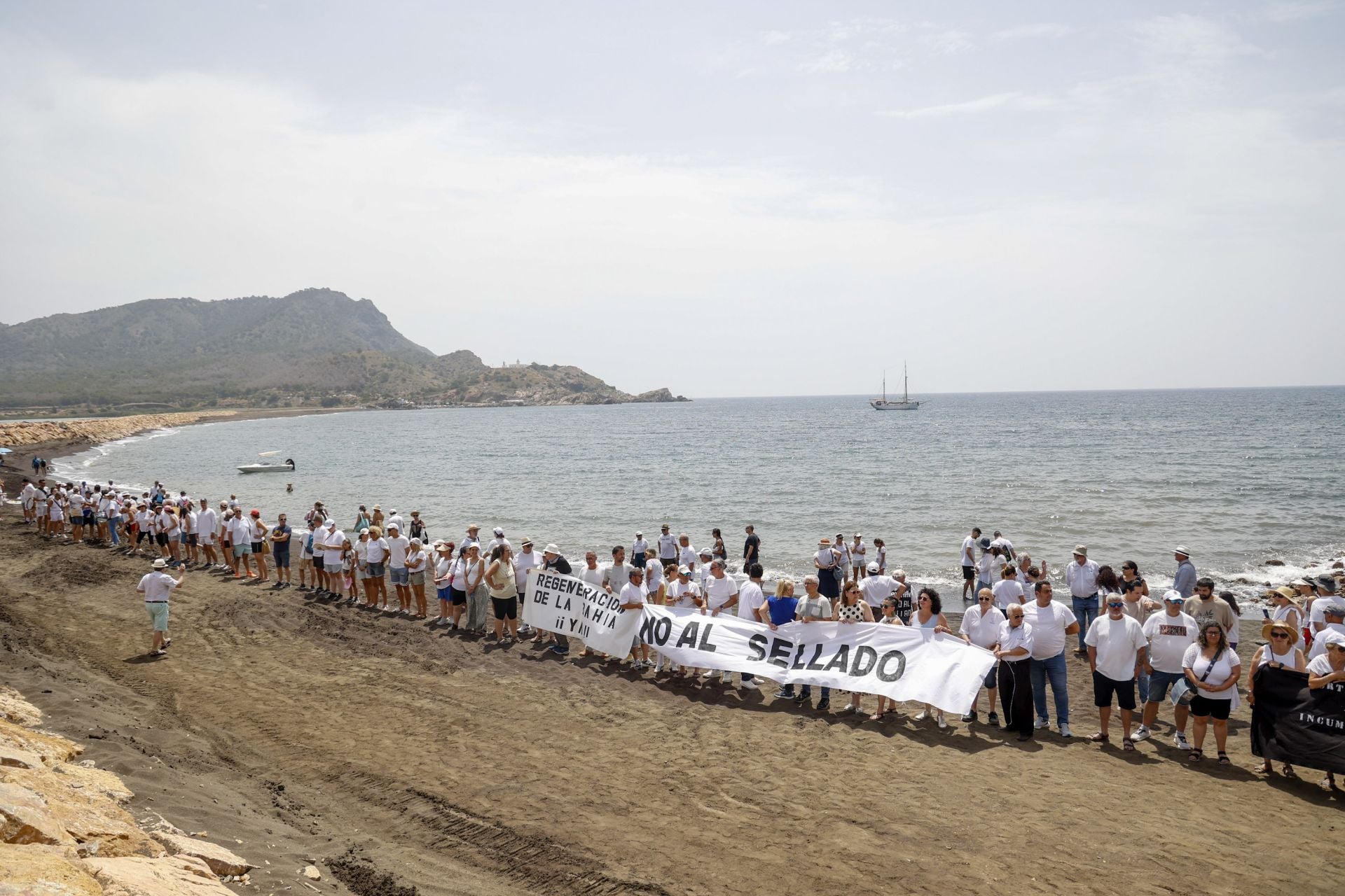 Protesta por la regeneración de la bahía de Portmán, en imágenes
