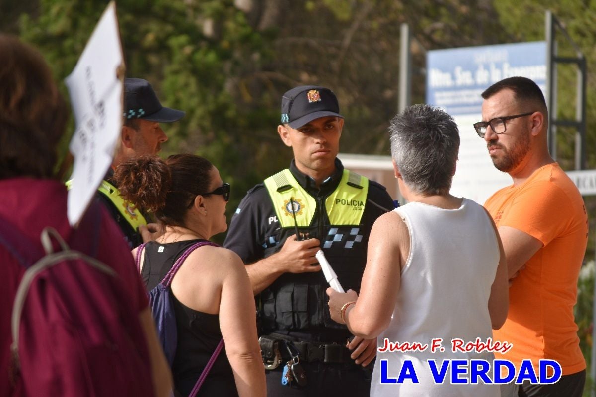 Imágenes de la marcha convocada por Plaza Nueva por la conexión ferroviaria con Albacete