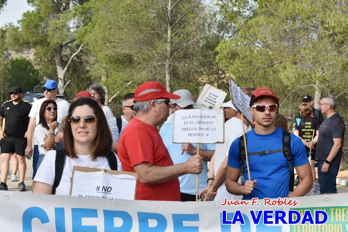 Imágenes de la marcha convocada por Plaza Nueva por la conexión ferroviaria con Albacete