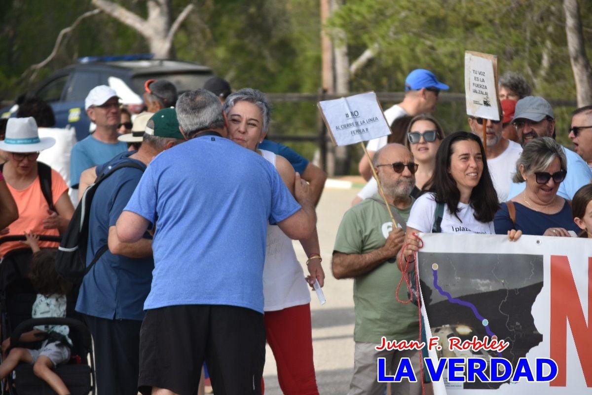 Imágenes de la marcha convocada por Plaza Nueva por la conexión ferroviaria con Albacete