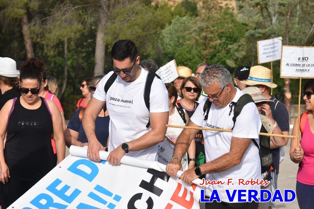 Imágenes de la marcha convocada por Plaza Nueva por la conexión ferroviaria con Albacete