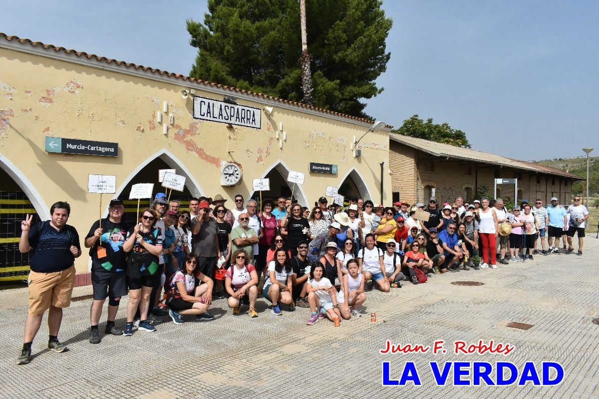 Imágenes de la marcha convocada por Plaza Nueva por la conexión ferroviaria con Albacete