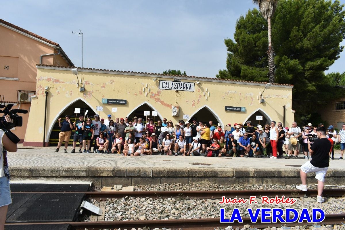 Imágenes de la marcha convocada por Plaza Nueva por la conexión ferroviaria con Albacete
