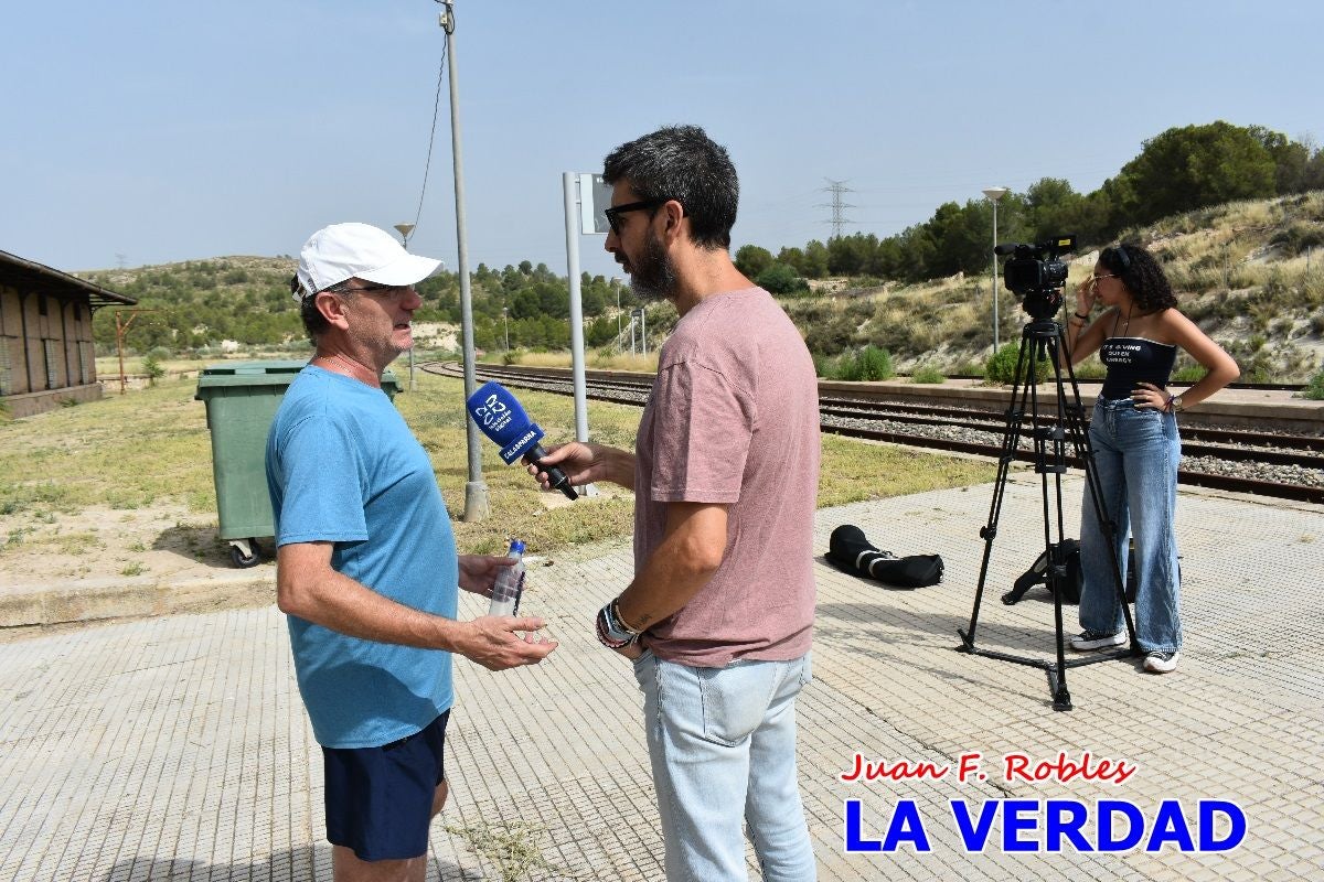 Imágenes de la marcha convocada por Plaza Nueva por la conexión ferroviaria con Albacete