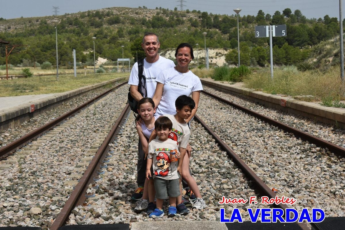 Imágenes de la marcha convocada por Plaza Nueva por la conexión ferroviaria con Albacete