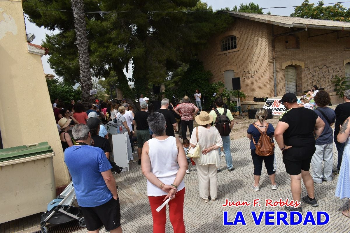 Imágenes de la marcha convocada por Plaza Nueva por la conexión ferroviaria con Albacete