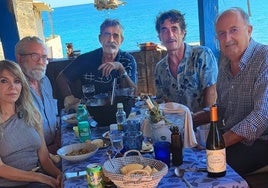 Mar Casas, Iván Negueruela, Carlos Martínez, Miguel Sáez y Tomas Martínez, en la terraza de La Casa Azul con el Mediterráneo de fondo.