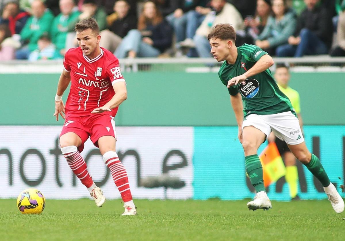Carmelo conduce el balón en A Malata, el 11 de enero, en su último partido con el primer equipo del Efesé.