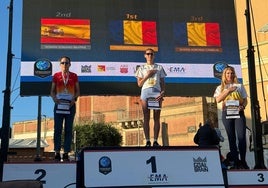Beatriz Román (i), en el podio con la medalla de plata conseguida en el Europeo Máster Of-Road de Catania.