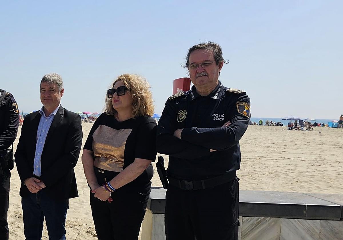 De izquierda a derecha, el alcalde, la edil de Seguridad Ciudadana y el comisario Pomares.