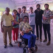 Rafa Val y Alberto Cantúa, cantante y guitarrista de Viva Suecia, junto a Marcos Pérez y otros enfermos de Nieman-Pick y sus padres.
