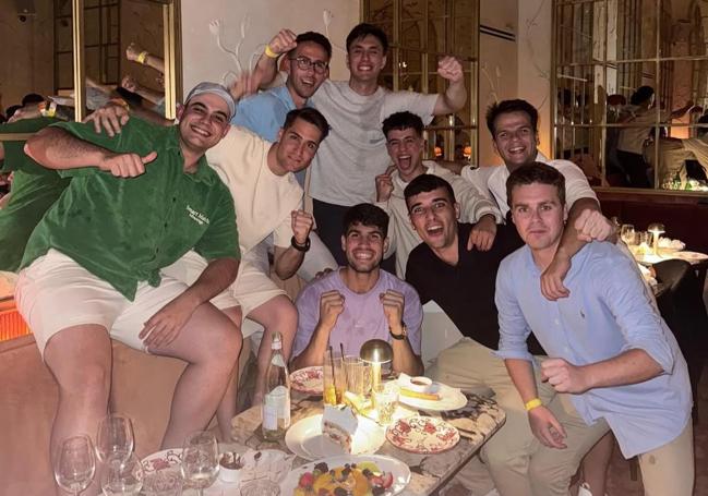 Carlos Alcaraz, rodeado por su grupo de amigos de El Palmar en la celebración del último Roland Garros.