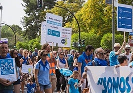 Veterinarios y dueños de mascotas, durante la protesta este domingo en Murcia.