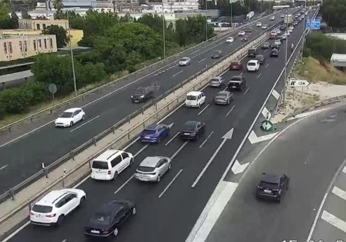 Retenciones en el enlace entre la autovía A-30 y la A-7.