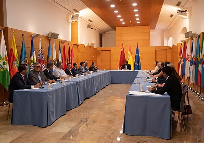 El presidente López Miras recibe a representantes de Agrupal y del Centro Nacional Tecnológico de la Conserva, este lunes.