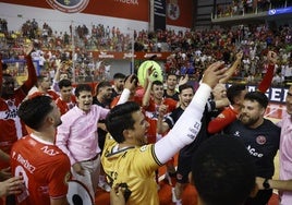 Duda, con camisa rosa en el centro de la pista, celebra con los jugadores el pase a la final tras golear a ElPozo el pasado sábado (5-0).