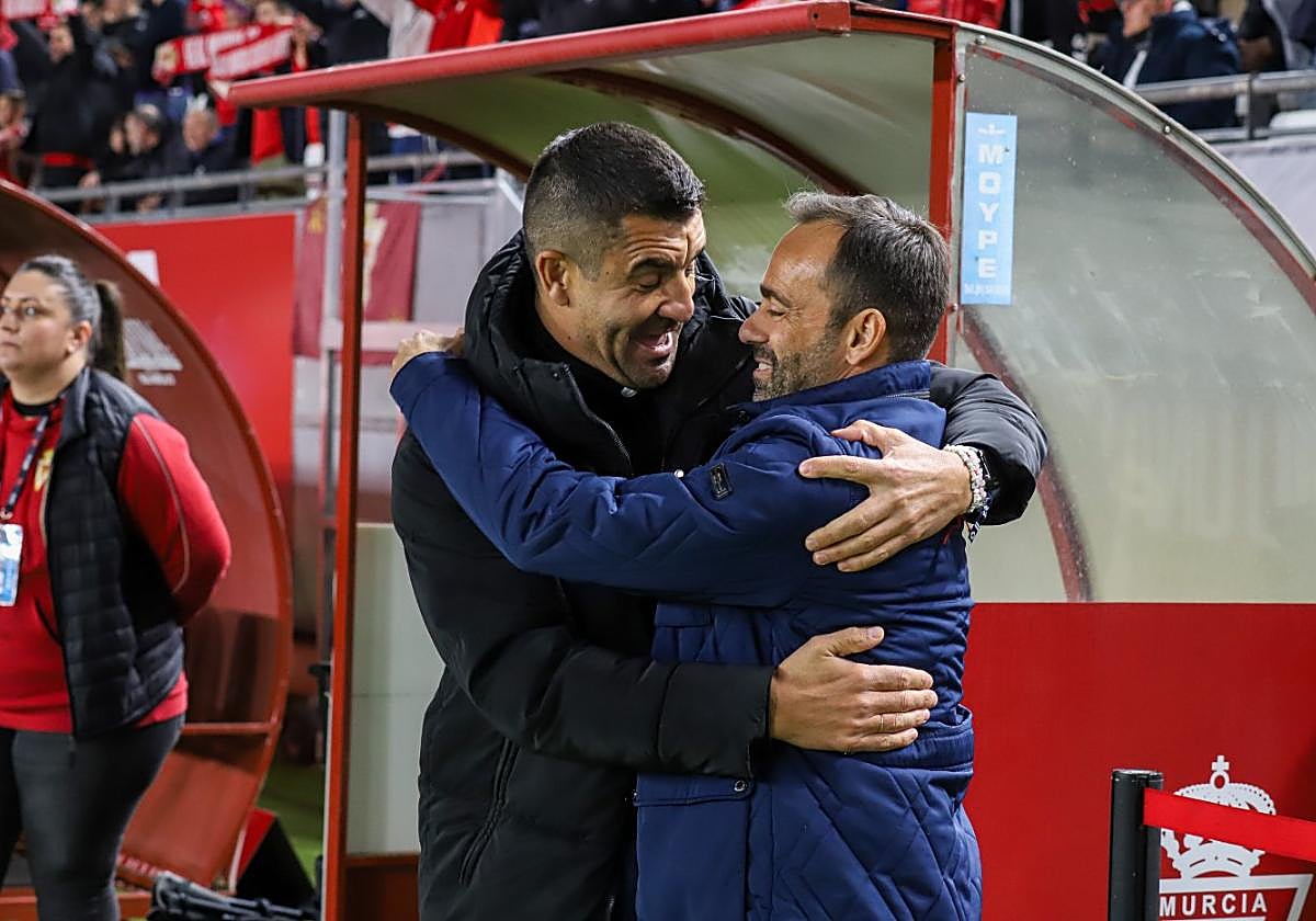 Saludo esta temporada entre Rubén Torrecilla y Fran Fernández, entrenadores del Hércules y del Real Murcia, respectivamente.