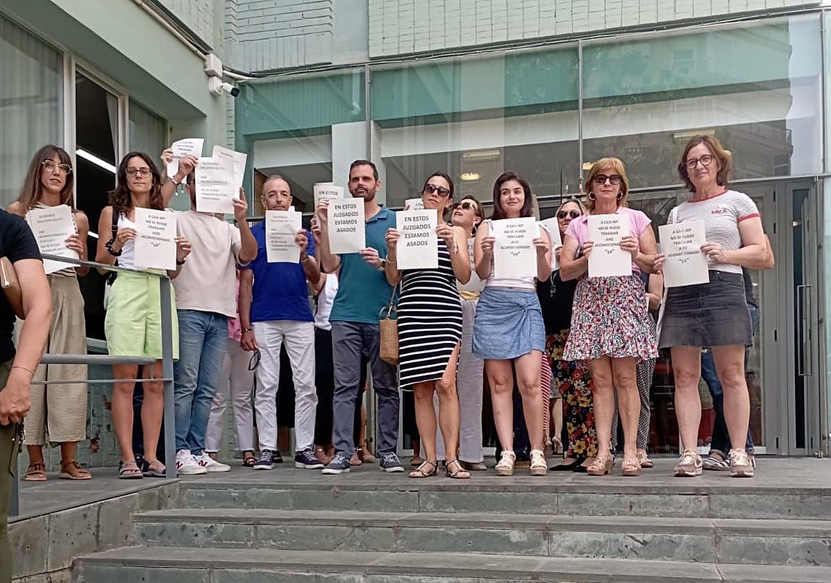 Un grupo de funcionarios protesta por el calor a las puertas del Palacio de Justicia de Cartagena.