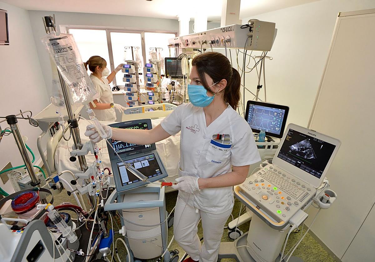 Sanitarios en la UCI de La Arrixaca en una imagen de archivo.