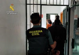 Los agentes trasladan a dependencias de la Guardia Civil a varios de los detenidos.