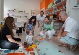 La consejera de Política Social, Familias e Igualdad, Conchita Ruiz, durante su visita al centro de atención temprana AtemyTea, con motivo del Día Nacional de la Atención Temprana.