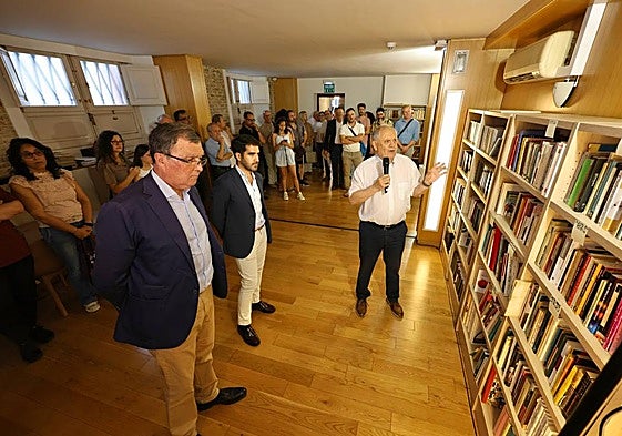 El alcalde de Murcia, José Ballesta, el concejal de Cultura, Diego Avilés, y César Oliva, en la presentación de la biblioteca de artes escénicas del Teatro Romea.