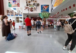 Las familias recogiendo a sus hijos en mitad de la jornada escolar.