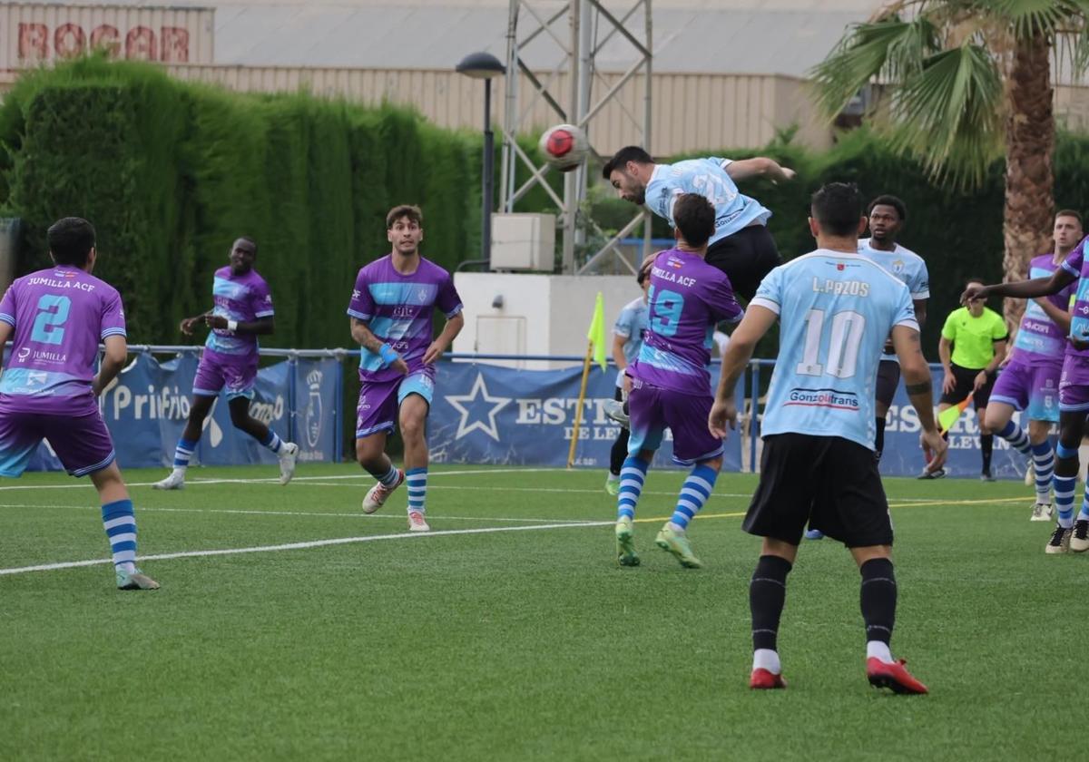 Jopi, jugador del EF Alhama, remata a portería ante la presión de Leandro, futbolista del Jumilla, el domingo.