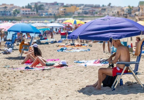 La solución definitiva para que el viento no se lleve tu sombrilla en la playa: tardarás un minuto.