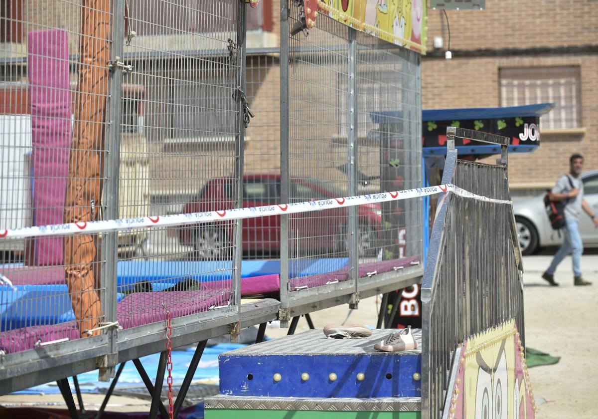La atracción en la que ocurrió el fatal desenlace precintada, este lunes.