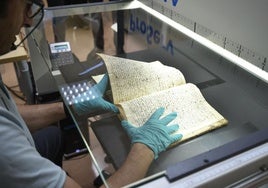 Un operario, en el proceso de digitalización.