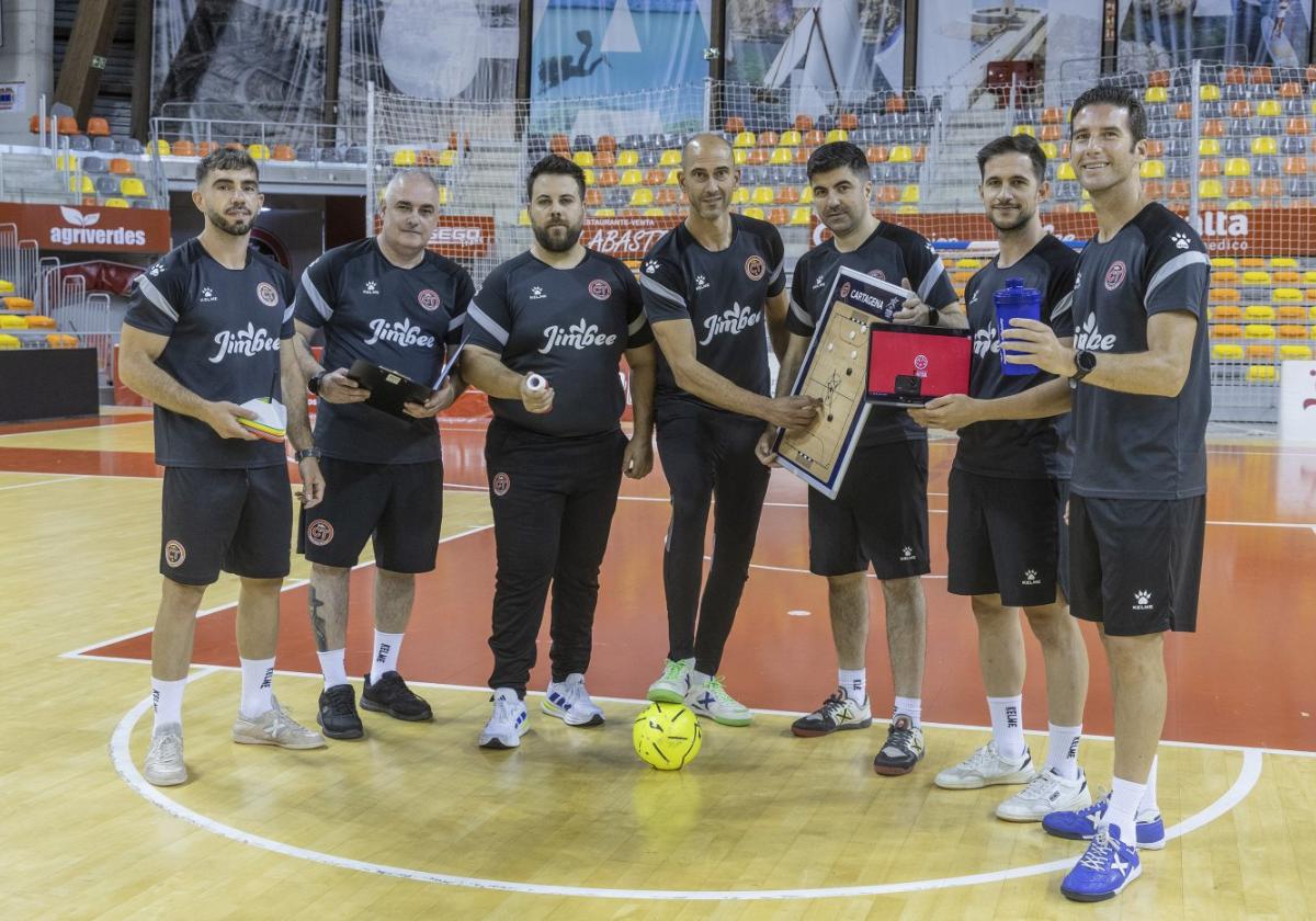 El preparador Darío Franco, el delegado Chipi, el fisio Fran Abellán, el segundo entrenador Rafa Fernández, los analistas Chopos y Rodrigo López y el nutricionista Víctor Leña.