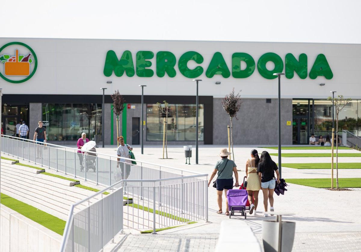 Entrada del nuevo establecimiento en Totana.