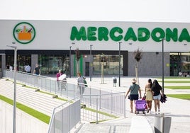 Entrada del nuevo establecimiento en Totana.