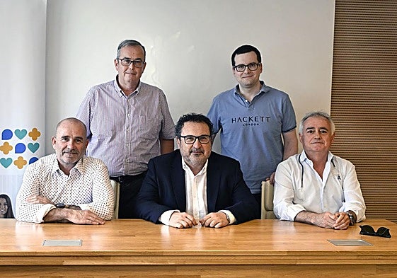 Vicente Roques (1º izq.), junto a miembros del Colegio de Médicos.