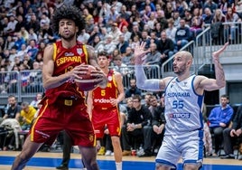 Izan Almansa, con el balón, en su debut con España ante Eslovaquia en noviembre de 2024.
