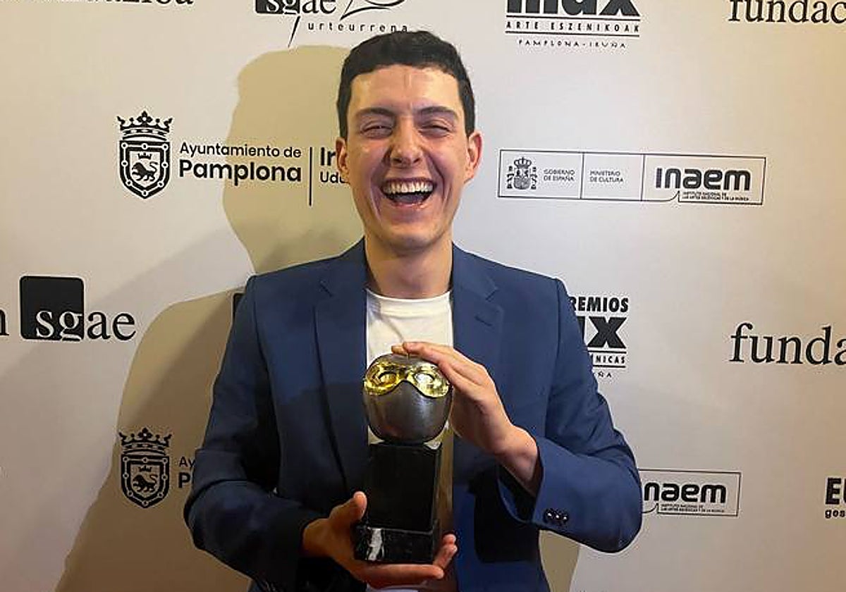 El actor de Alhama de Murcia León Molina posa con el premio MAX.