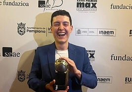 El actor de Alhama de Murcia León Molina posa con el premio MAX.