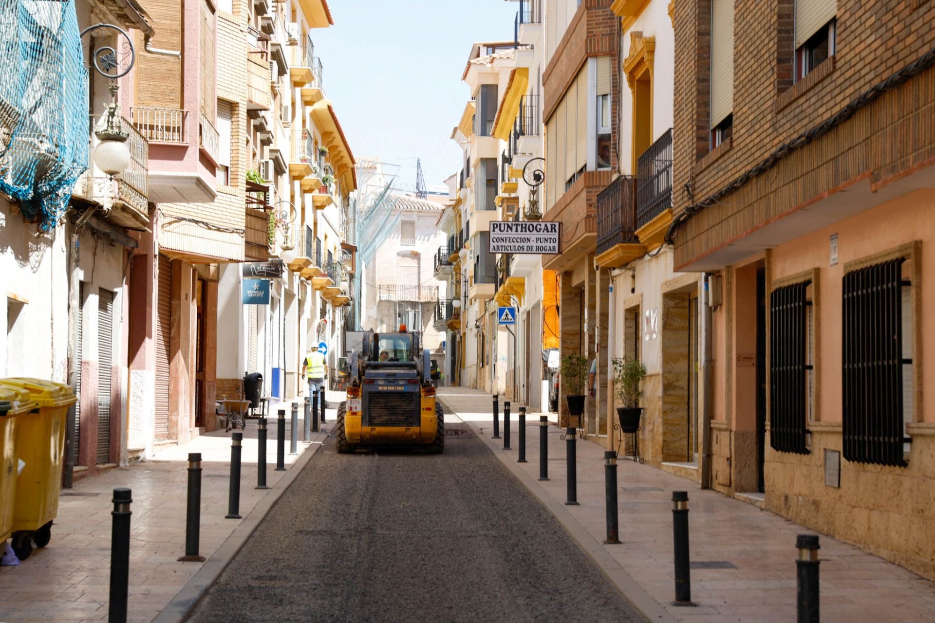 Avance de la zona de bajas emisiones en la calle Alfonso X de Lorca, en imágenes
