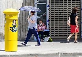 Una mujer vulnerable se protege del sol en una calle de Murcia, en una imagen de archivo.
