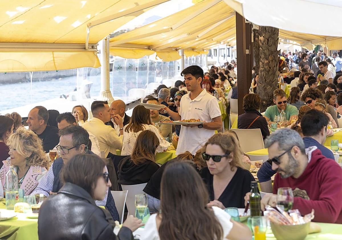 Terrazas llenas en una imagen de archivo.