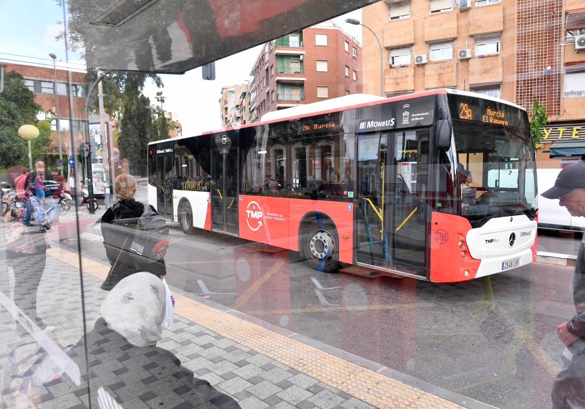 Un autobús pasa frente a la parada de la estación de trenes del barrio del Carmen, en Murcia.