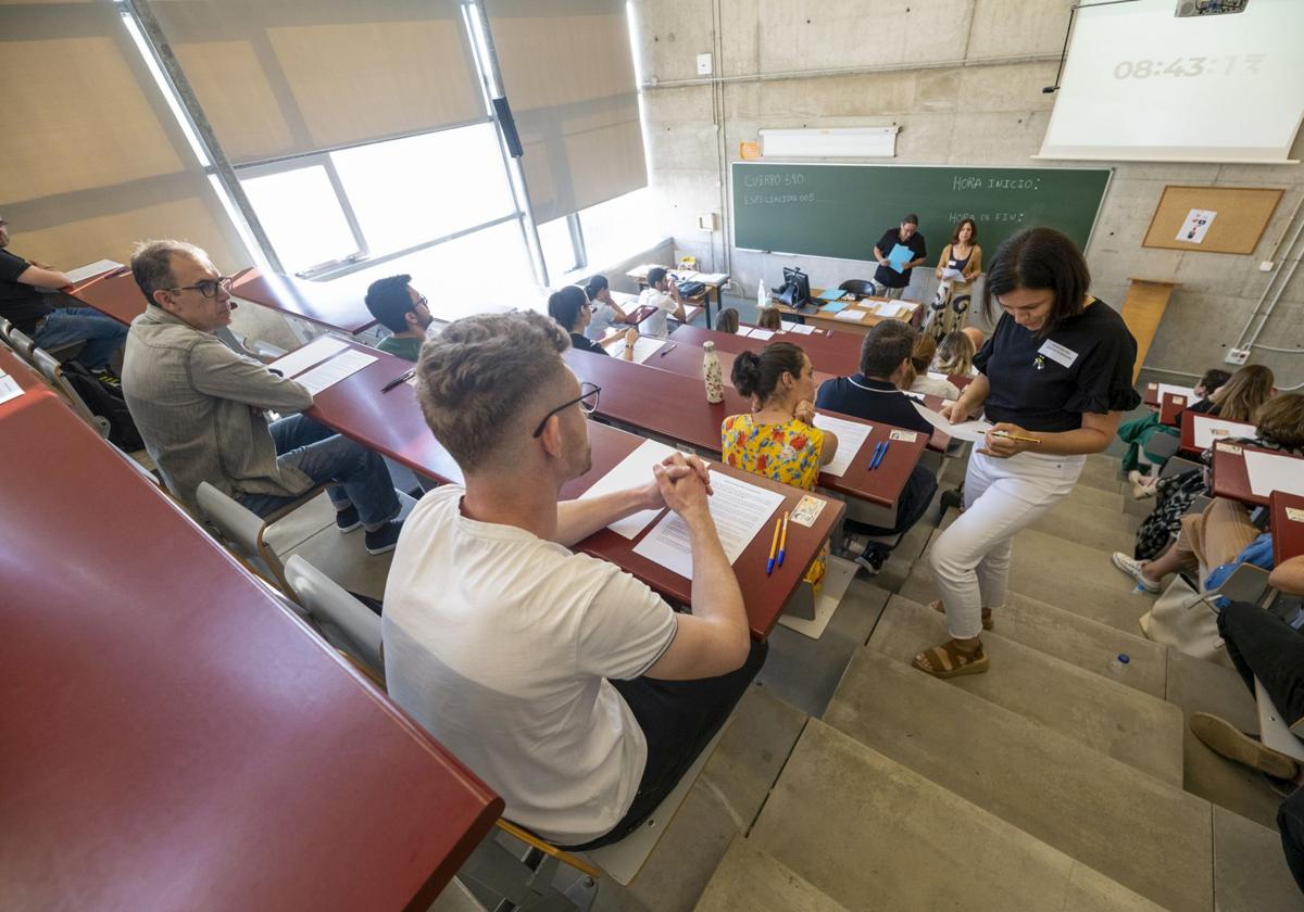 Opositores de la última convocatoria a profesor de Secundaria, en 2023, en la sede de la Facultad de Económicas.