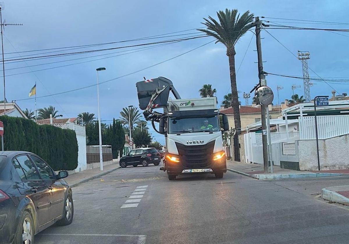 Un camión de la concesionaria, esta semana, mientras recoge los residuos depositados en un contenedor.