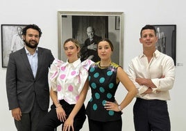 El presidente de la Fundación Cante de las Minas, Joaquín Zapata, junto con el pintor José López y las azafatas.