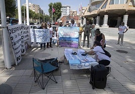 Un grupo de vecinos de Cala Morena, ante la Asamblea.